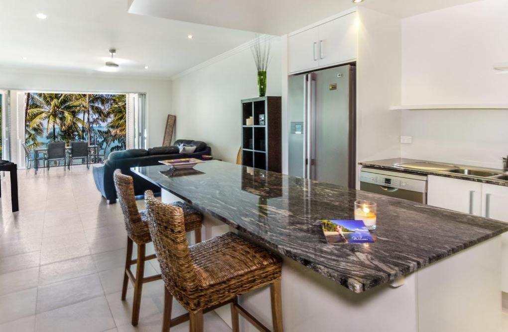 Island Views Beachfront Apartments Palm Cove Ngoại thất bức ảnh